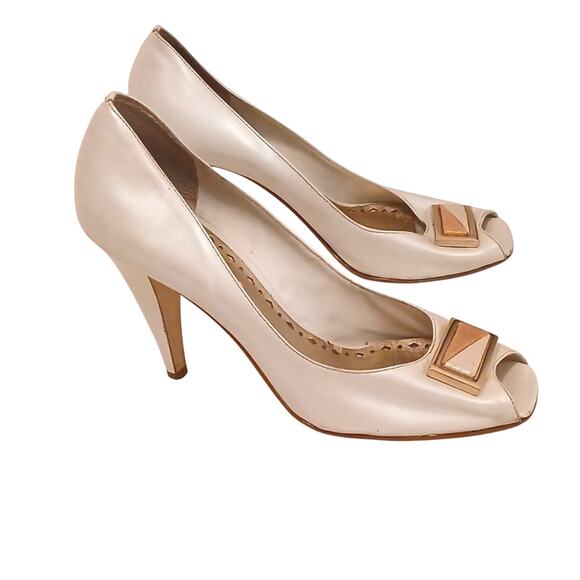 BCBG Leather Heels Open Toe Pumps Sz 10B Ivory Gold Emblem Accent BCBGirls City - Picture 1 of 16
